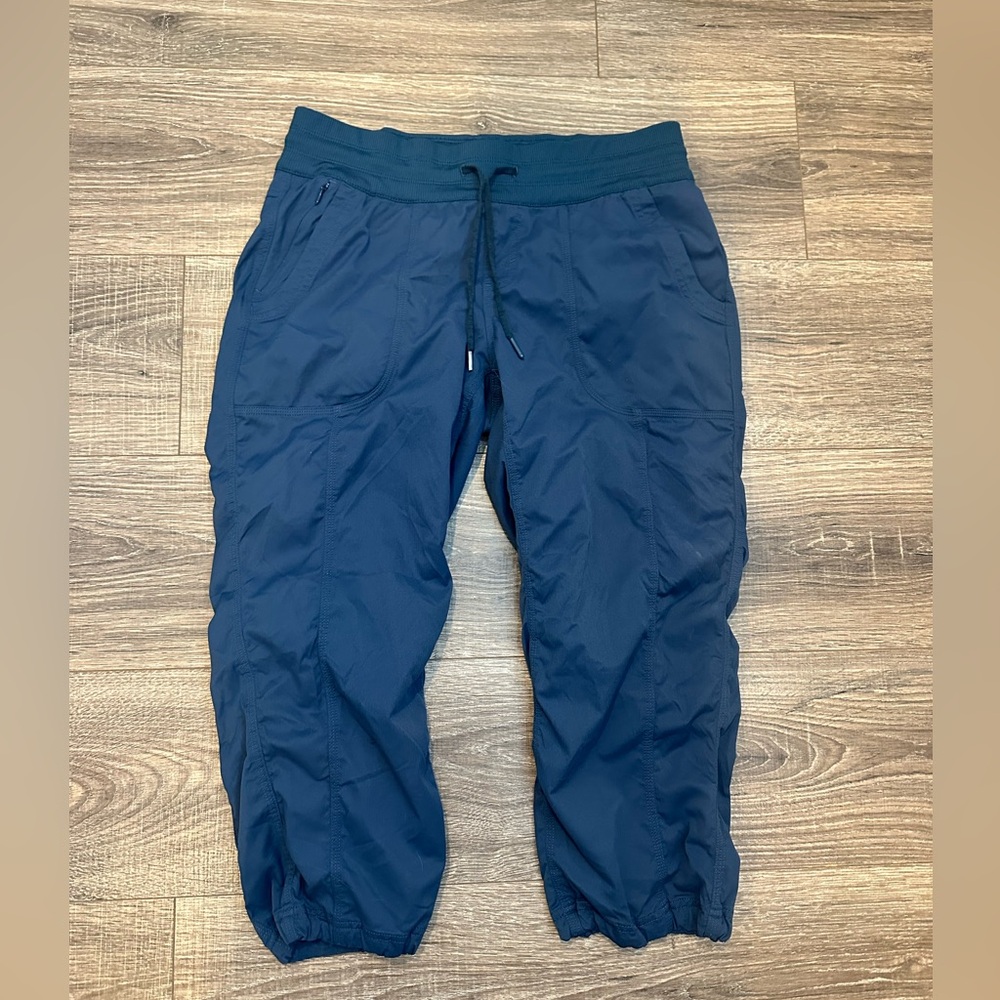 The North Face Women’s Medium Dark Blue Active Capri Pants